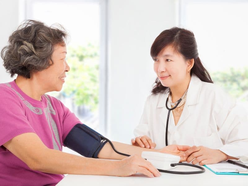 ⭐蹲下站起後眼前一黑、頭暈目眩？原來是「姿勢性低血壓」在搞鬼！
